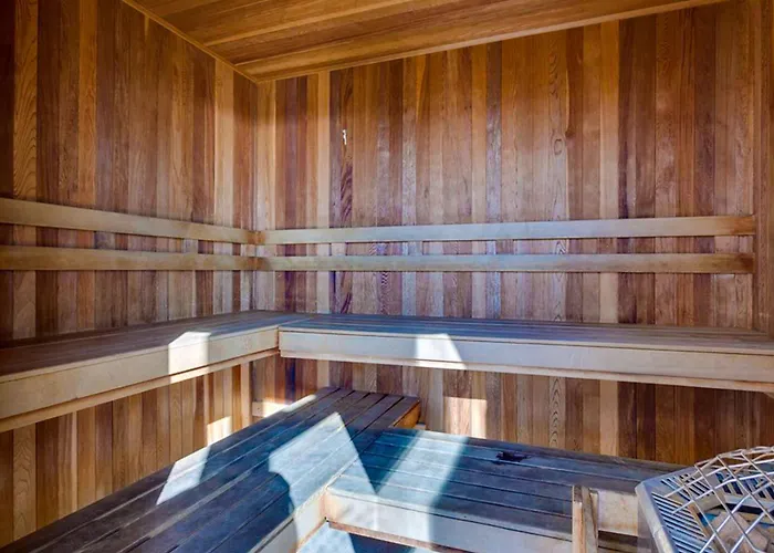 Gulf-front W Shaded Balcony Ac Wifi & Shared Pools Hot Tubs & Gym